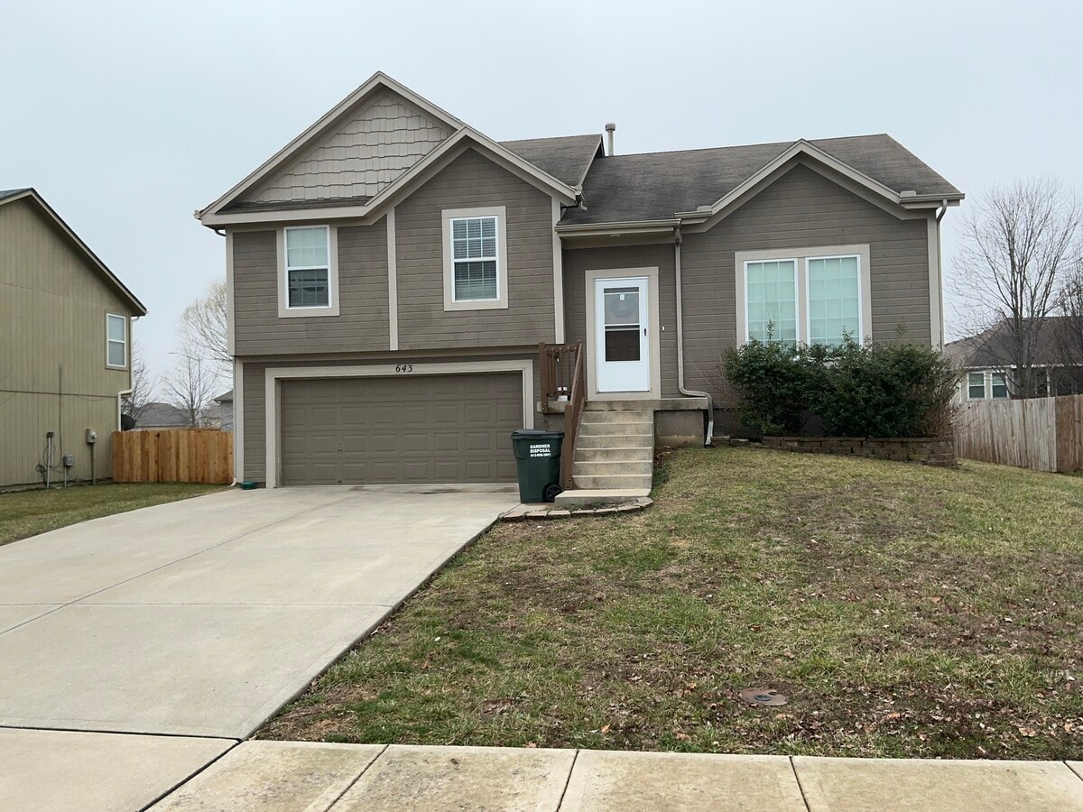 Photo - 643 E Apache St