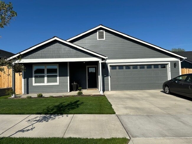 Building Photo - Beautiful Newer 3 Bedroom / 2 Bath Home in NE Madras