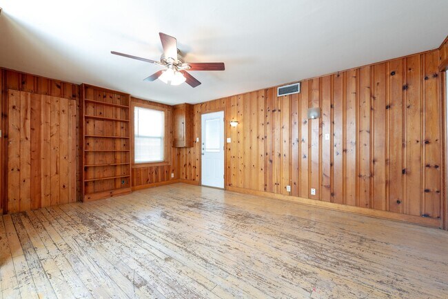 Photo - UT PRE-LEASE: 4 bed / 2 bath North Campus ...