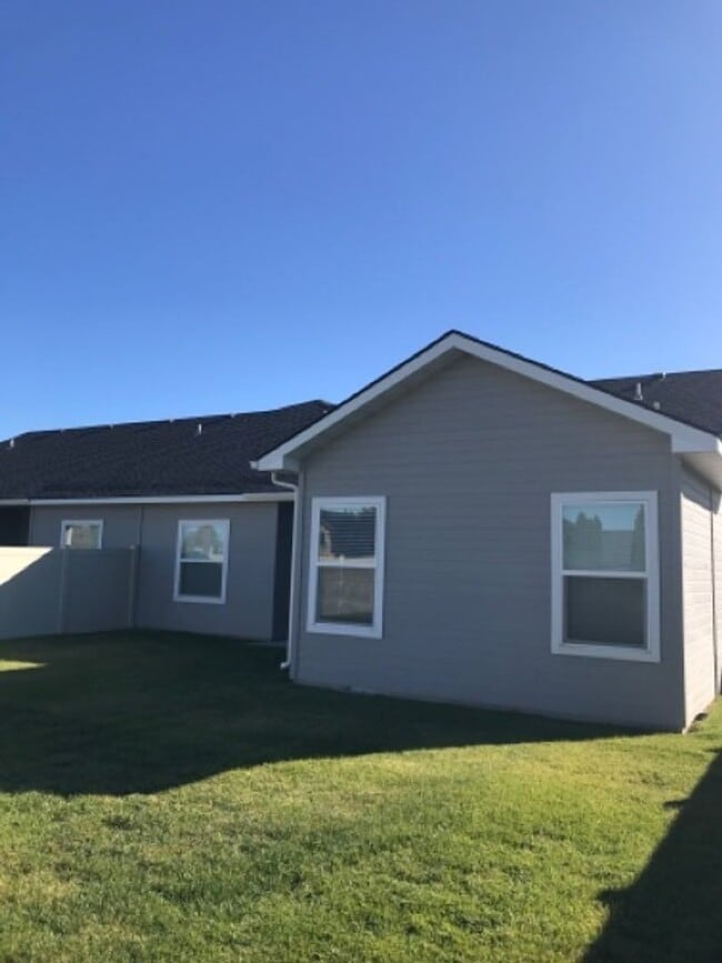 Photo - 1235 Langford Way