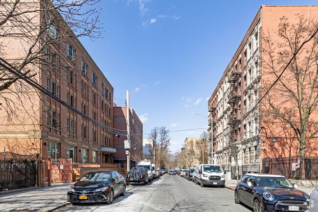 Context - 1338 Franklin Ave