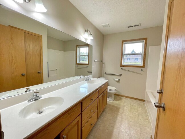 Photo - 601 W 9th St