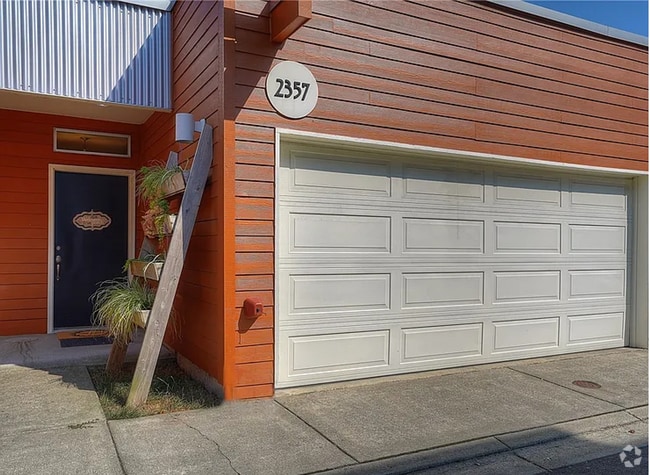 Building Photo - Modern Townhome in the Heart of Downtown T...