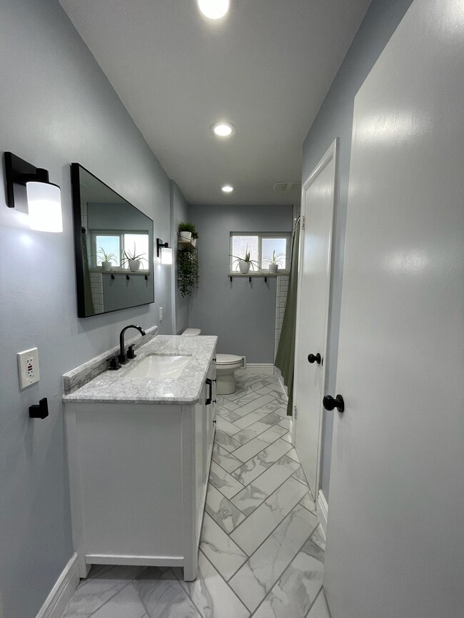 Photo - 946 E Gregson Ave