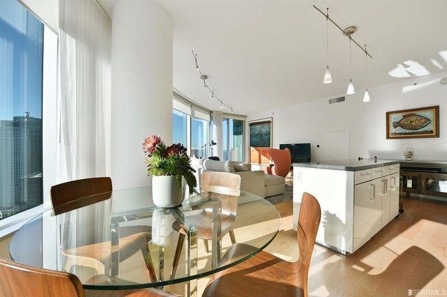 Photo - 338 Spear St