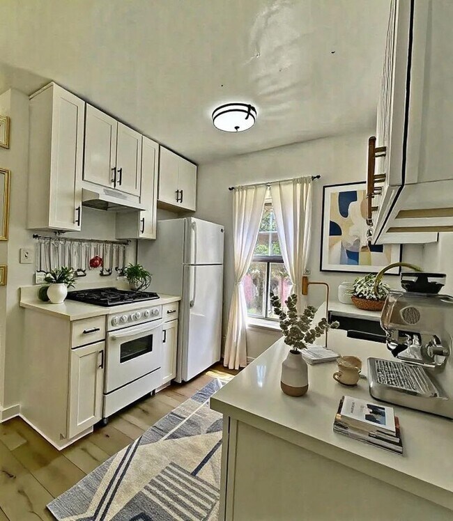 533-535 W 75th St