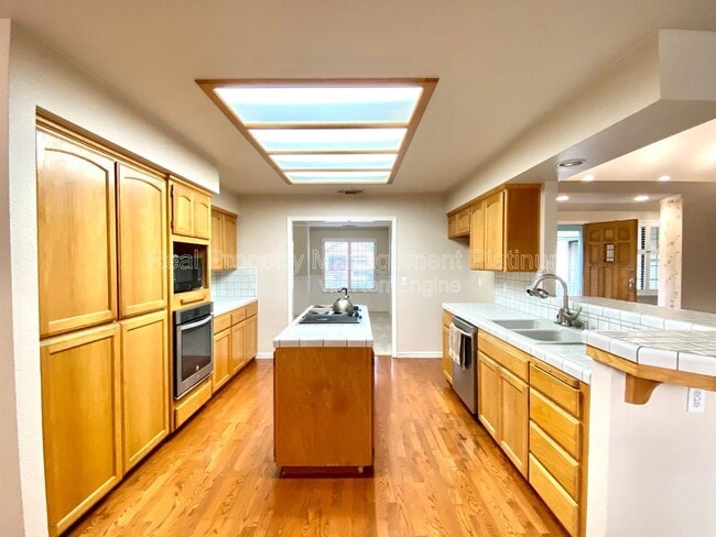 Building Photo - 672 W Ellery Ave
