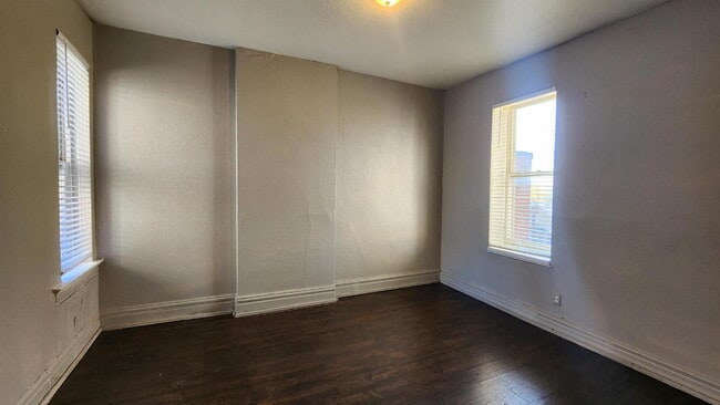 Building Photo - Apartment with Bonus Space & Hardwood Floors
