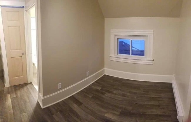 Building Photo - Large spacious 1 bedroom apartment near Vi... Unit 822