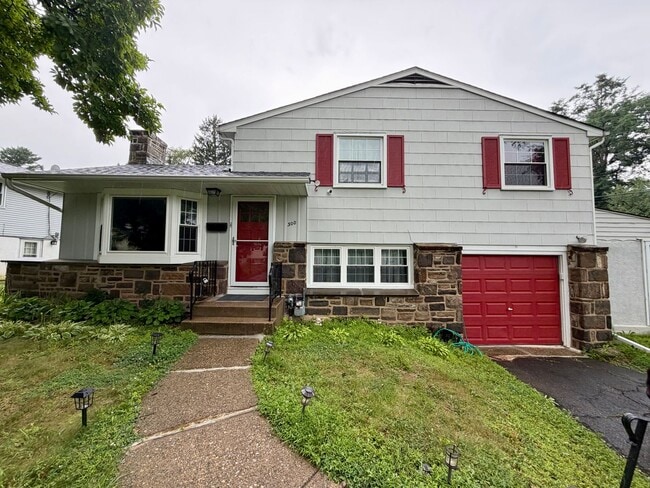 Building Photo - Stunning 4-Bedroom Home Nestled in Glenside. Available NOW!