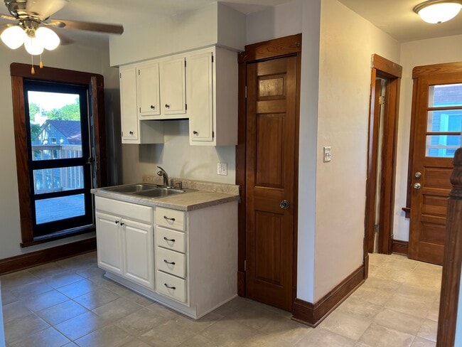 Kitchen - 608 E Cady St Unit Upper