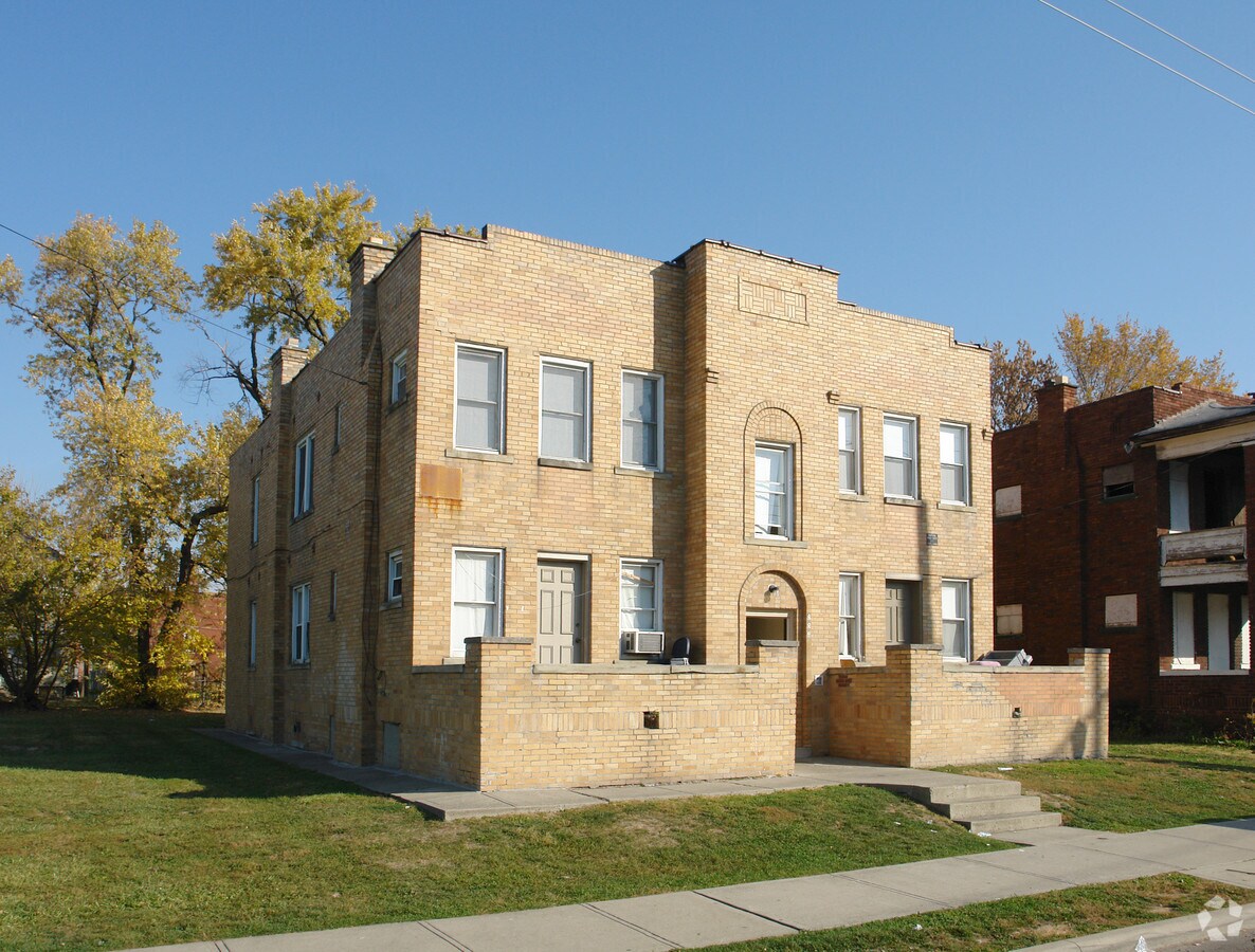 Photo - 884 E Mound St Apartments