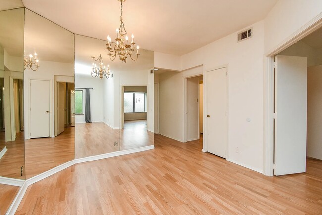 Building Photo - 2211 S Braeswood Blvd Unit 23C Rental