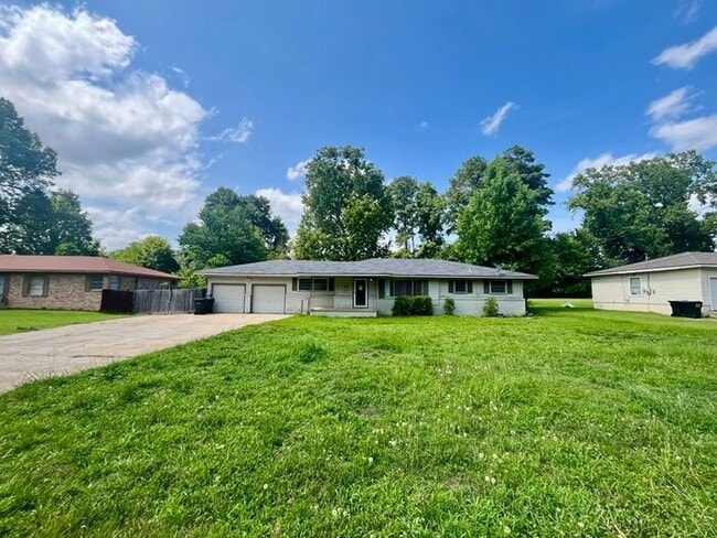 Building Photo - Tour Today! 3 Bedroom 2 Bath Single Family Home in Longview!
