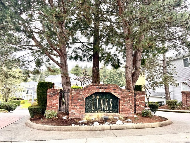 Building Photo - 4714 Fairwood Blvd NE Rental