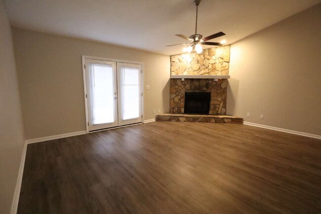 Photo - "Charming 2-Bed Townhouse with Cozy Fireplace in Prime Fort Walton Beach Location!" Unit 26