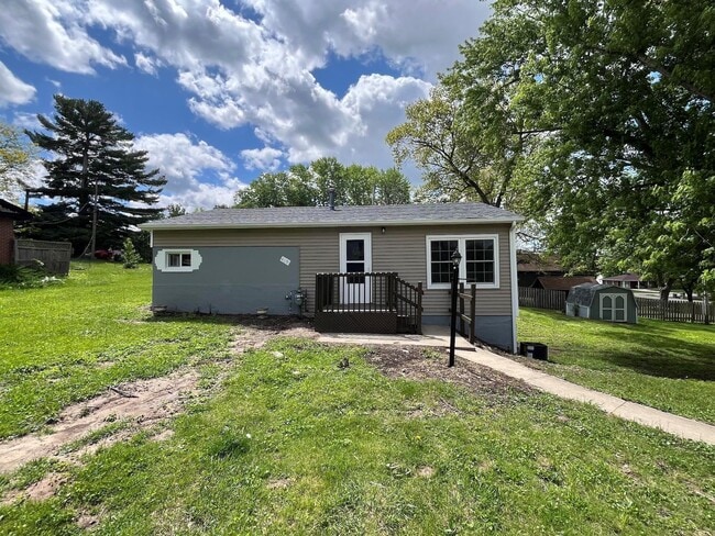Building Photo - 410 Lakeview-