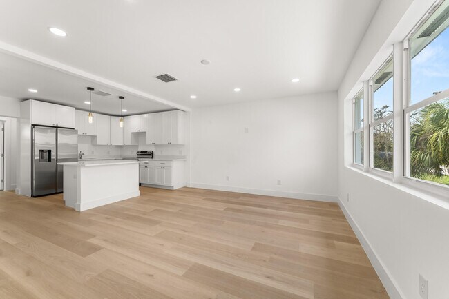 Photo - 111 W 35th St