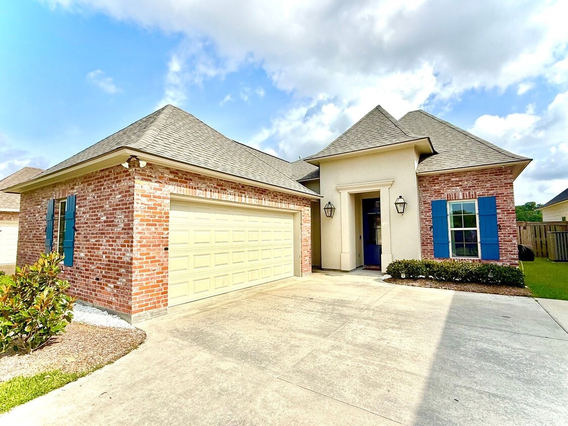 Desirable 4-Bedroom Home Overlooking Lake ... - Desirable 4-Bedroom Home Overlooking Lake ...