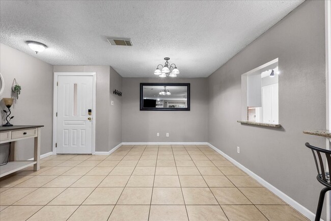 Photo - 883 Silverpines Rd