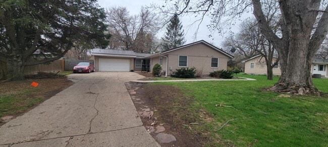 Photo - 925 Madison St