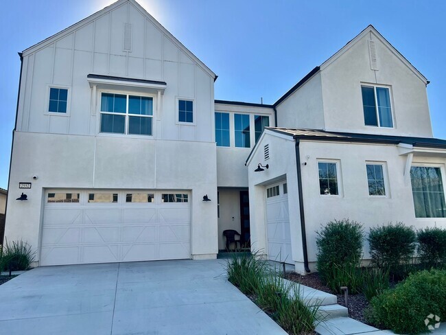 Building Photo - Newer 2 Story Family Home