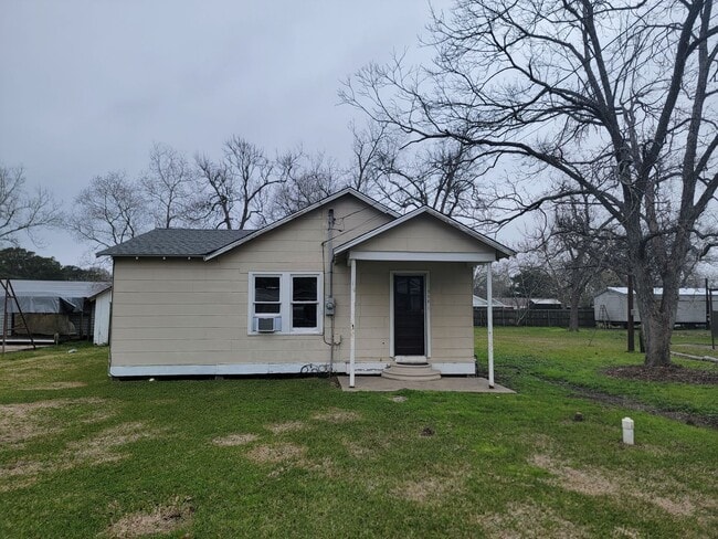 Building Photo - 3 Bed/2 Bath-House