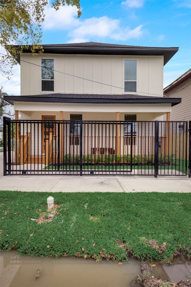 Photo - 204 Drennan St House