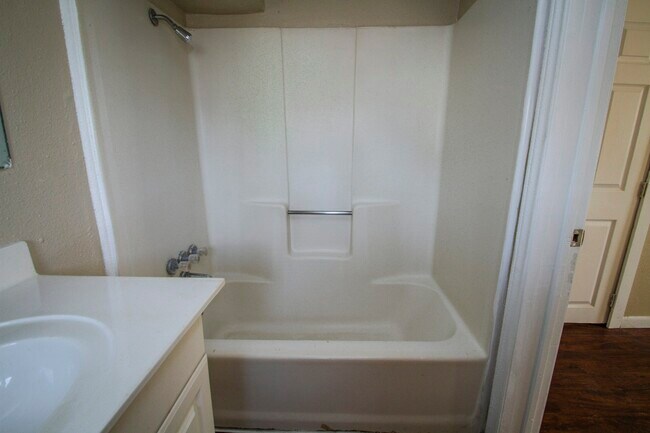 Photo - 924 St James St Unit #3