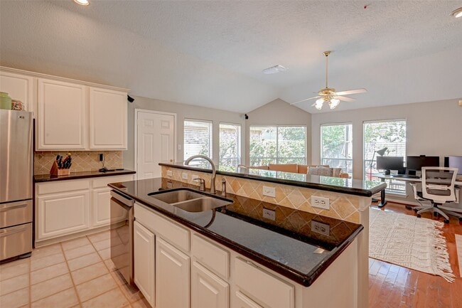 Photo - 1107 Parkhaven Ln