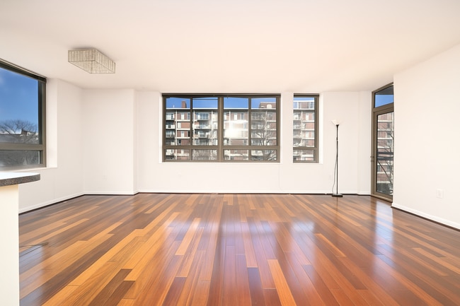 Vista de la sala principal - 350 G St SW Unidad N502
