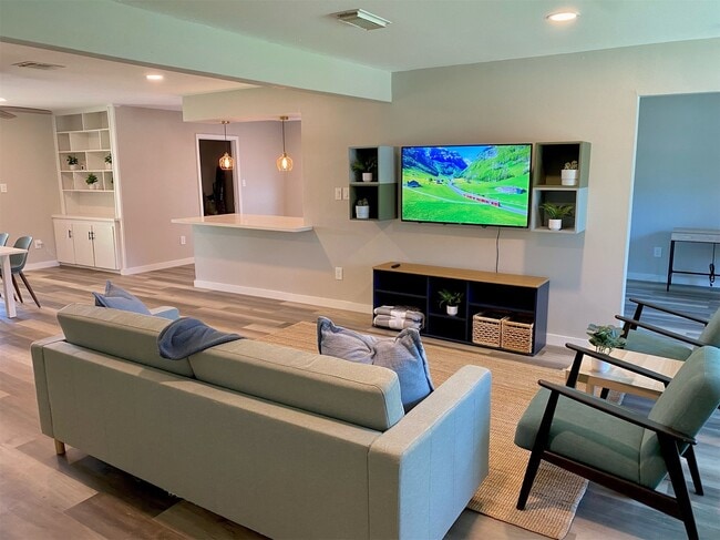 Photo - 6023 Claridge Dr