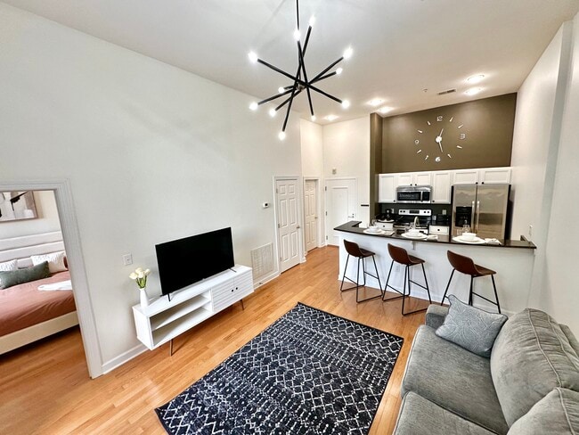 Photo - 718 W Trade St Unidad # 104