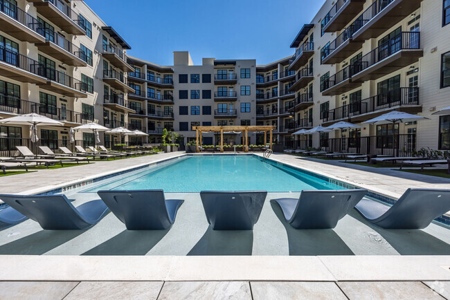 Swimming Pool - The Currents at Riverfront Place Rental