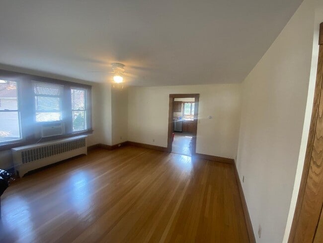 Hardwood Floors! - 107 Garside Ave Unidad #1