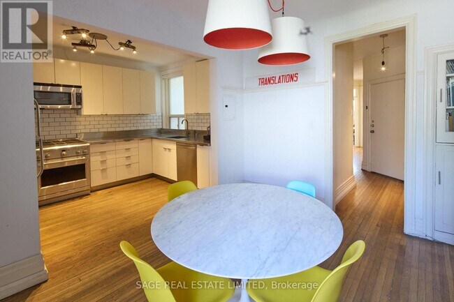 Photo - 1158 College St