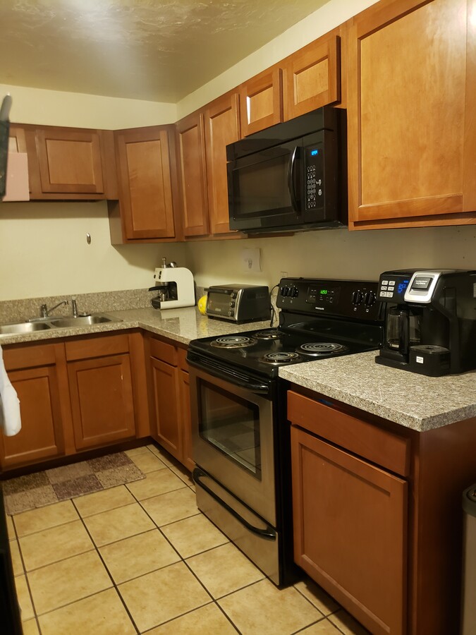 Kitchen - 832 E Adams St Unit #1