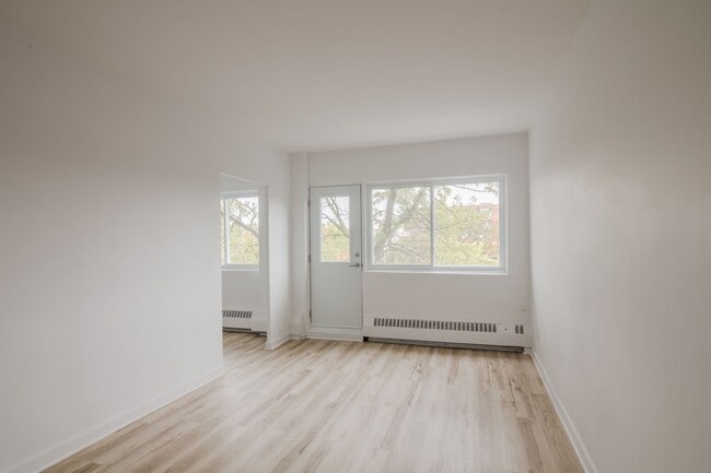 Photo - 809 Av. Bloomfield Unit 201