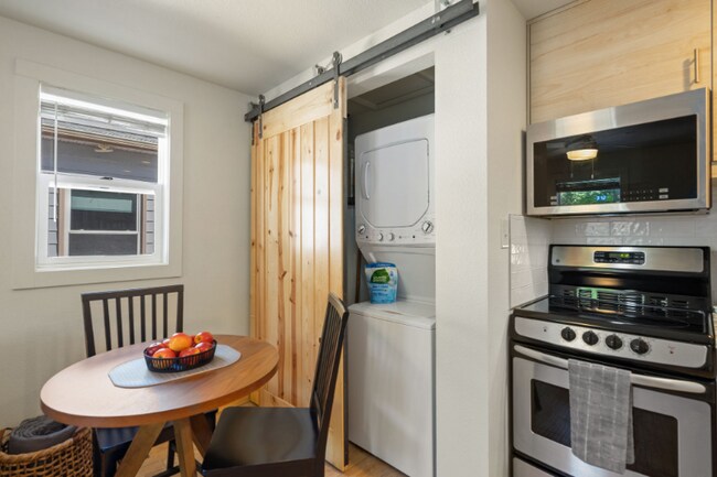 Photo - 518 E 1st St