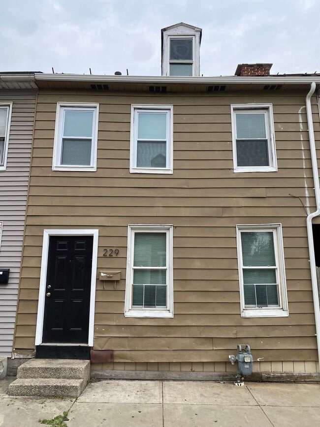 Building Photo - Cozy 3 bedroom in East York Rental