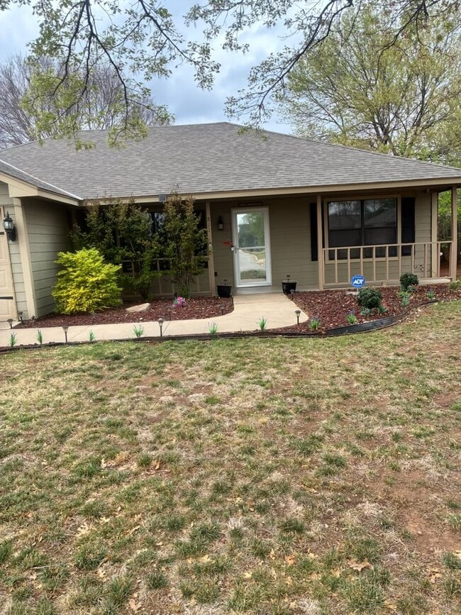 Photo - 811 Huddleston Dr