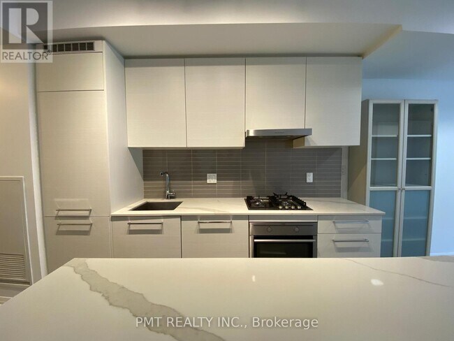 Photo - 835 St Clair Ave W Unité 503