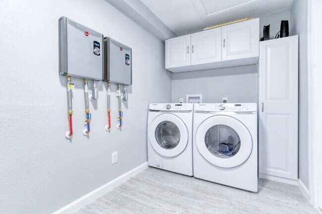 Photo - Beautifully Remodeled 3BR Duplex Near Parks, Schools & New Rec Center — Utilities Included. Secti... Unit 2