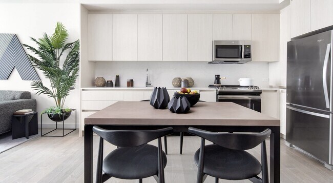 Photo - 438 E 14th St