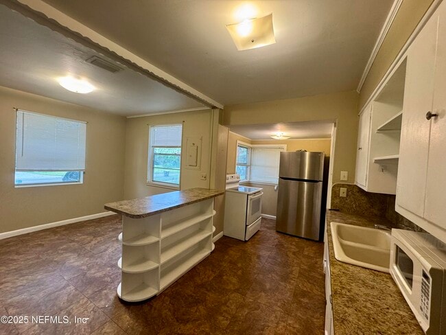 Photo - 2649 Lake Shore Blvd