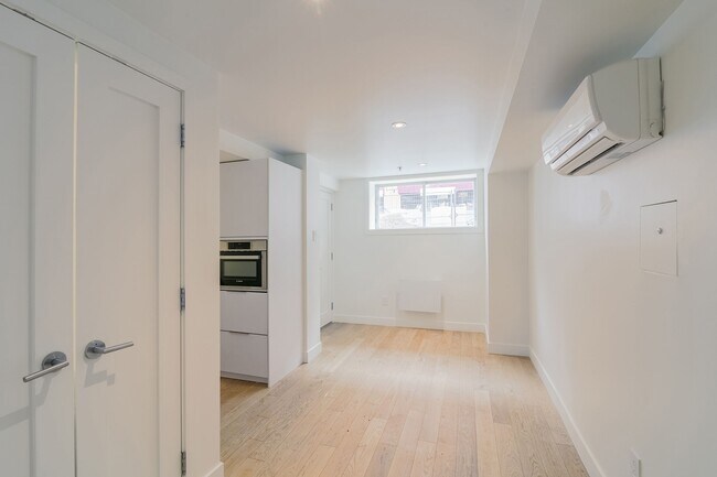 Photo - 25 Av des Pins O Unit 109
