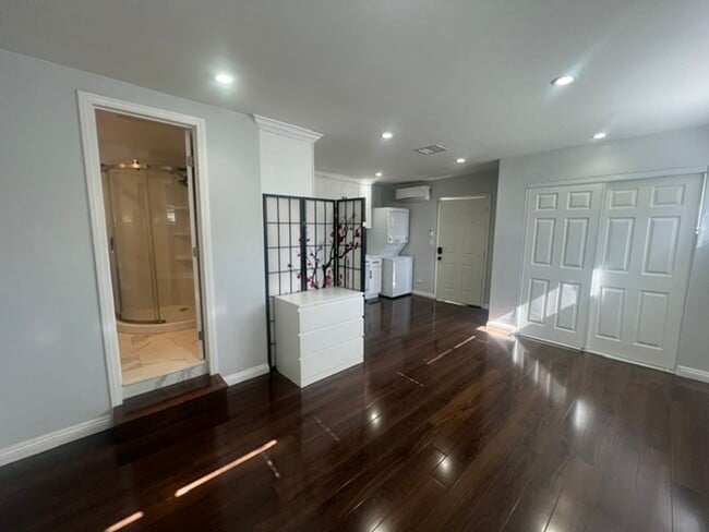 Photo - Charming Winnetka Studio (ADU)! Laundry In Unit!
