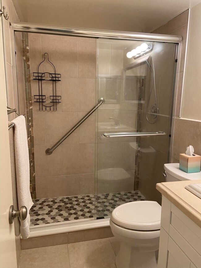 Photo - 423 Chatham U