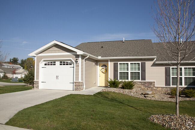 Attached Garages with Driveway Parking - Redwood Cuyahoga Falls Rental