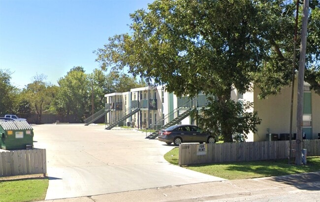 Building Photo - 1109 E North St Unit 20